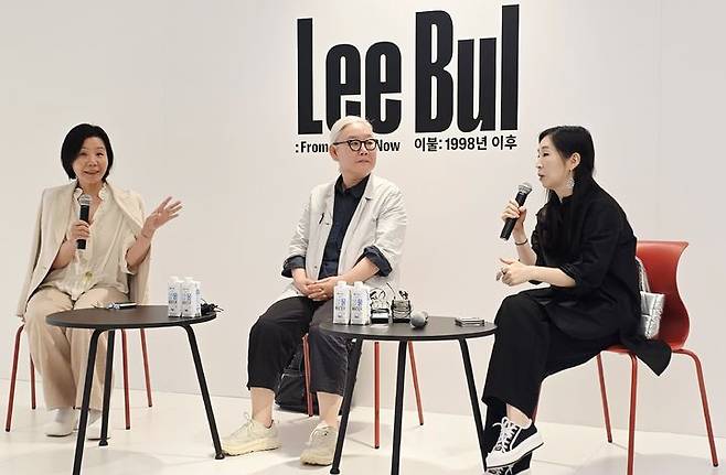 [사진=박현주미술전문기자]1일 리움미술관에서 이불(가운데)작가가 기자 간담회를 열고 있다. (좌)김성원 리움미술관 부관장, (우)곽준영 전시기획실장. 2025.090.1. hyun@newsis.com *재판매 및 DB 금지
