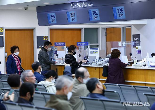 [서울=뉴시스] 김근수 기자 =서울 시내의 한 대학병원에서 보호자들이 진료비 수납을 기다리고 있다. 2024.05.08. ks@newsis.com