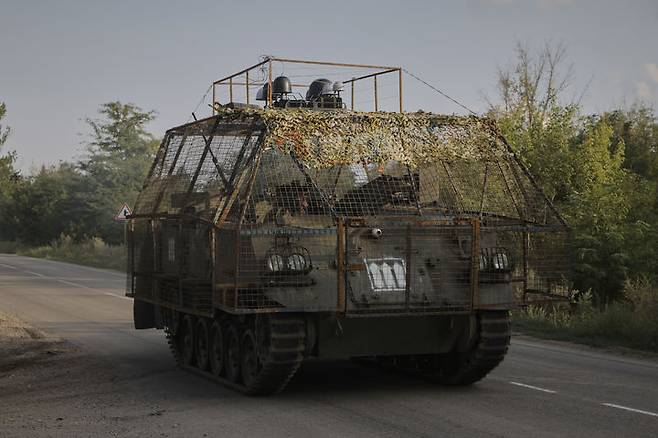 [코스탄티니우카=AP/뉴시스] 우크라이나군이 러시아군의 '봄·여름 공세 성공' 발표에 대해 "완전한 거짓말"이라며 정면 반박했다. 사진은 지난달 24일(현지 시간) 격전지인 우크라이나 도네츠크주 코스탄티니우카에서 우크라이나군 장갑차가 시내 도로를 달리는 모습. 2025.09.01.