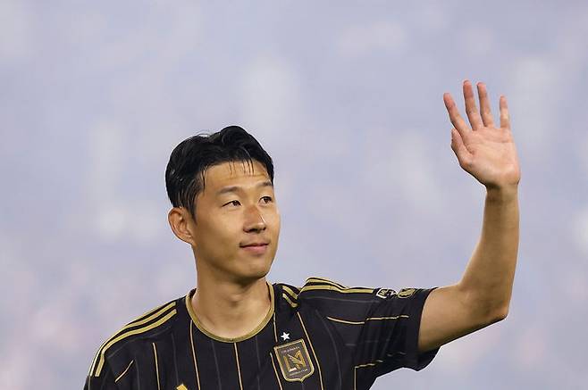 [로스앤젤레스=AP/뉴시스] 로스앤젤레스(LA) FC의 손흥민이 지난달 31일(현지 시간) 미 캘리포니아주 LA의 BMO 스타디움에서 열리는 2025 MLS 29라운드 샌디에이고 FC와의 경기에 앞서 관중을 향해 손을 흔들어 인사하고 있다. 2025.09.01.