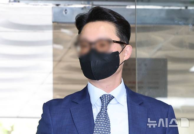 [서울=뉴시스] 황준선 기자 = 건진법사 전성배씨를 통해 김건희 여사에게 고가 선물을 전달하고 통일교의 현안을 청탁한 의혹을 받는 윤영호 전 세계평화통일가정연합(통일교) 세계본부장이 지난 7월 30일 오전 서울 서초구 서울중앙지방법원에서 열린 구속 전 피의자 심문(영장실질심사)에 출석하고 있다. 2025.09.01. hwang@newsis.com