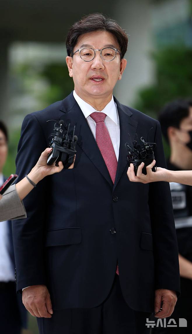 [서울=뉴시스] 김선웅 기자 = 권성동 국민의힘 의원이 통일교 청탁 의혹과 관련해 27일 서울 종로구 김건희특검팀에 피의자 신분으로 조사를 받기 위해 출석하고 있다. 2025.08.27. mangusta@newsis.com