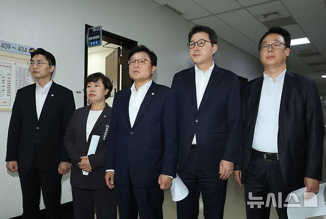 [서울=뉴시스] 고승민 기자 = 법제사법위원회 국민의힘 박형수 간사 등 의원들이 1일 서울 여의도 국회 추미애 법사위원장실 앞에서 추 위원장의 법사위 운영 관련 입장을 밝히고 있다. 2025.09.01. kkssmm99@newsis.com
