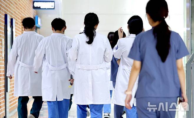 [대구=뉴시스] 이무열 기자 = 의과대학 증원 정책에 반발해 집단 사직했던 전공의들이 수련병원에 복귀한 1일 대구 시내의 한 대학병원에서 의료진들이 이동하고 있다. 2025.09.01. lmy@newsis.com