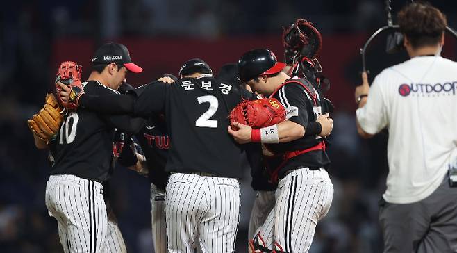 지난달 28일 경남 창원NC파크에서 열린 프로야구 2025 신한 SOL 뱅크 KBO리그 LG 트윈스와 NC다이노스 경기. NC에 4대 3으로 승리한 LG 선수단이 춤을 추며 기뻐하고 있다. 연합뉴스