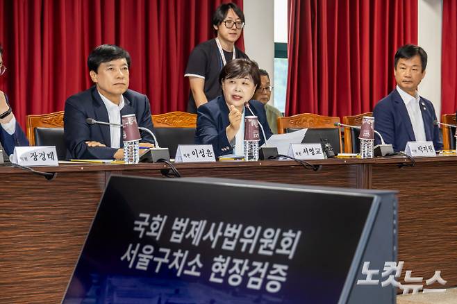 서영교 더불어민주당 의원이 1일 경기 의왕시 서울구치소에서 열린 윤석열 전 대통령의 수감 중 특혜 제공 여부 확인과 CCTV 영상기록 열람을 위한 현장검증에 참석해 의사진행발언을 하고 있다. 국회사진기자단