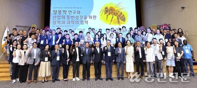 8월28일 전북 전주 농촌진흥청 농업과학도서관에서 열린 ‘2025년 제41차 한국양봉학회 하계학술대회’에서 한상미 한국양봉학회장(앞줄 왼쪽 여섯번째부터), 영화감독 곽경택씨, 김용래 한국양봉농협 조합장, 박근호 한국양봉협회장, 서효원 농진청 차장, 이수근 한국한봉협회장, 방혜선 농진청 농과원 농업생물부장 등이 국내 양봉 연구·산업의 발전을 다짐하고 있다.
