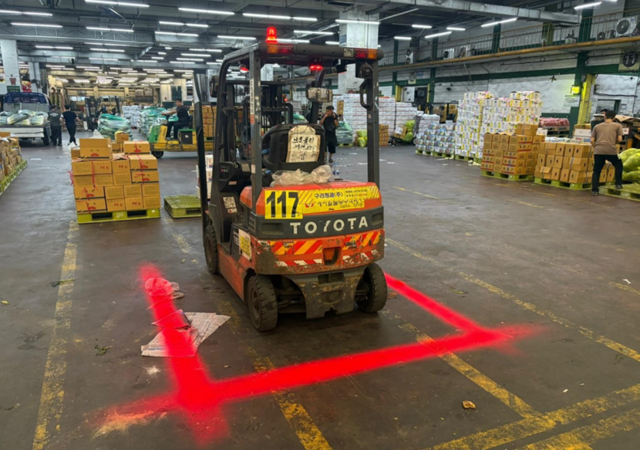 경기 구리농수산물공사가 지급한 ‘레이저 빔 발광다이오드(LED) 안전등’이 설치된 지게차의 모습. 구리농수산물공사