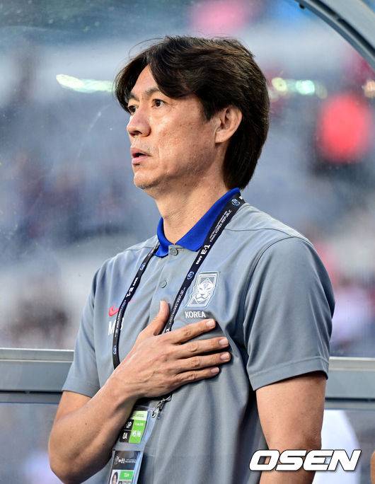 [OSEN=용인, 최규한 기자] 홍명보 감독이 이끄는 남자축구대표팀이 15일 오후 용인 미르스타디움에서 2025 동아시아축구연맹(EAFF) E-1 챔피언십(동아시안컵) 3차전 일본과 경기를 가졌다. 한국은 1차전서 중국을 3-0, 2차전서 홍콩을 2-0으로 완파했다. 하지만 일본이 1차전서 홍콩을 6-1, 2차전서 중국을 2-0으로 이겼다. 골득실 +7의 일본이 +5의 한국을 누르고 조 선두인 상황이다. 나란히 2승을 거둔 한국과 일본은 대회 우승컵을 놓고 격돌한다. 경기를 앞두고 한국 홍명보 감독이 국기에 대한 경례를 하고 있다. 2025.07.15 / dreamer@osen.co.kr