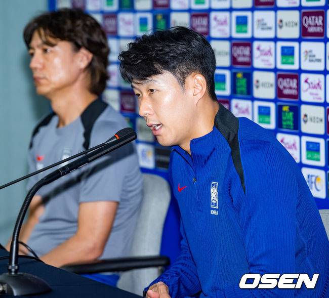 [OSEN=서울월드컵경기장, 민경훈 기자] 홍명보 감독이 이끄는 한국 축구대표팀이 4일 오후 서울월드컵경기장에서 2026 국제축구연맹(FIFA) 북중미 월드컵 3차 예선을 앞두고 훈련에 앞서 기자회견을 가졌다.한국은 9월 5일 오후 8시 서울월드컵경기장에서 팔레스타인과 1차전을 치른다. 이후 10일 오후 11시 오만 무스카트의 술탄 카부스 스포츠 콤플렉스에서 오만과 2차전 원정 경기를 펼친다.&nbsp;홍명보 감독과 손흥민이 기자회견에 참석한 가운데 손흥민이 발언을 하고 있다. 2024.09.04 / rumi@osen.co.kr