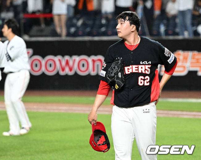 [OSEN=대전, 이대선 기자] 프로야구 한화 이글스가 짜릿한 끝내기 승리로 전반기를 피날레했다. 한화는 10일 대전 한화생명볼파크에서 치러진 2025 신한 SOL Bank KBO리그 KIA 타이거즈와의 홈경기를 3-2 끝내기로 승리했다.&nbsp;1-2로 뒤진 9회말&nbsp;KIA 마무리투수 정해영을 상대로 루이스 리베라토의 밀어내기 볼넷으로 동점을 만든 뒤 문현빈의 10구 풀카운트 승부 끝에 끝내기 안타로 대역전극을&nbsp;완성했다.&nbsp;9회말 2사 만루에서 끝내기 안타를 허용한 KIA 정해영이 아쉬워하고 있다. 2025.07.10 /sunday@osen.co.kr