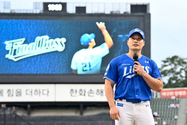 [OSEN=잠실, 조은정 기자]28일 오후 서울 잠실구장에서 ‘2025 신한 SOL Bank KBO리그’ 두산 베어스와 삼성 라이온즈의 경기에 앞서 삼성 투수 오승환의 은퇴투어 기념 행사가 열렸다.오승환은 지난 6일 은퇴를 선언했다. 21년 프로생활의 마침표를 찍는 오승환의 유니폼 배번&nbsp;21은 22(이만수) 10(양준혁) 36(이승엽)에 이어 구단 사상 4번째 영구결번으로 지정될 예정이다.삼성 오승환이 소감을 전하고 있다. 2025.08.28 /cej@osen.co.kr
