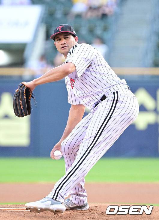 [OSEN=잠실, 최규한 기자] 21일 서울 잠실야구장에서 ‘2025 신한 SOL Bank KBO리그’ LG 트윈스와 롯데 자이언츠의 경기가 열렸다.홈팀 LG는 요니 치리노스, 방문팀 롯데는 이민석을 선발로 내세웠다.1회초 LG 선발 치리노스가 힘차게 공을 뿌리고 있다. 2025.08.21 / dreamer@osen.co.kr