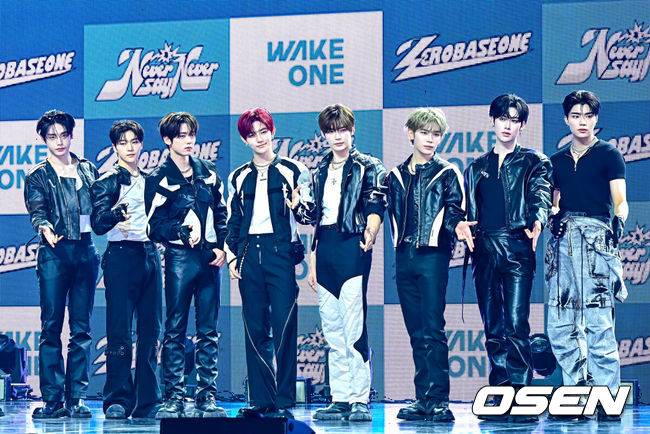 [OSEN=지형준 기자] 1일 오후 서울 용산구 한남동 블루스퀘어에서 제로베이스원(성한빈, 김지웅, 장하오, 석매튜, 김태래, 리키, 김규빈, 박건욱, 한유진) 정규 1집 '네버 세이 네버(NEVER SAY NEVER)' 발매 쇼케이스가 열렸다. '네버 세이 네버'는 제로베이스원이 데뷔 후 처음 선보이는 정규 앨범이자, 제로즈(ZEROSE, 팬덤명)와 함께 쌓아 올린 음악 여정에서 가장 빛나는 순간을 담아낸 앨범이다. '청춘 3부작'과 '파라다이스 2부작'을 거쳐 지난 2년 간의 서사를 응축해 가장 아이코닉한 'TEAM ZB1' 시너지를 완성했다.제로베이스원이 포토타임을 하고 있다. 2025.09.01 / jpnews@osen.co.kr