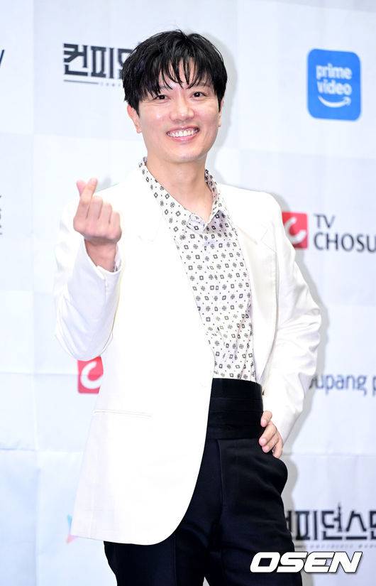 [OSEN=최규한 기자] 1일 오후 서울 상암동 스탠포드 호텔에서 TV CHOSUN&nbsp;새 주말 미니시리즈 ‘컨피던스맨&nbsp;KR’ 제작발표회가 열렸다.‘컨피던스맨&nbsp;KR’은 다재다능한 능력을 보유한 사기꾼&nbsp;3명이 이 시대의 악당들을 향한 복수에 나서는 케이퍼 코믹물이다.배우 박희순이 포토타임을 하고 있다. 2025.09.01 / dreamer@osen.co.kr