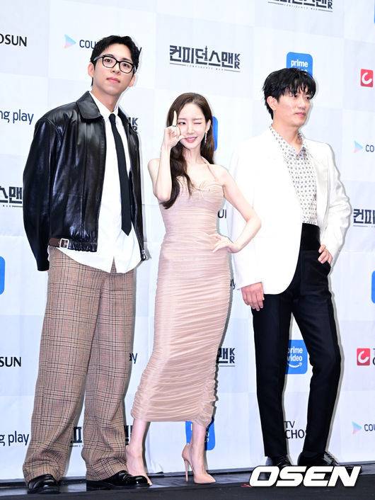 [OSEN=최규한 기자] 1일 오후 서울 상암동 스탠포드 호텔에서 TV CHOSUN&nbsp;새 주말 미니시리즈 ‘컨피던스맨&nbsp;KR’ 제작발표회가 열렸다.‘컨피던스맨&nbsp;KR’은 다재다능한 능력을 보유한 사기꾼&nbsp;3명이 이 시대의 악당들을 향한 복수에 나서는 케이퍼 코믹물이다.배우 주종혁, 박민영, 박희순(왼쪽부터)이 포토타임을 하고 있다. 2025.09.01 / dreamer@osen.co.kr