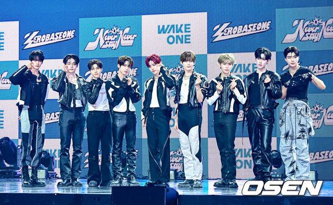 [OSEN=지형준 기자] 1일 오후 서울 용산구 한남동 블루스퀘어에서 제로베이스원(성한빈, 김지웅, 장하오, 석매튜, 김태래, 리키, 김규빈, 박건욱, 한유진) 정규 1집 '네버 세이 네버(NEVER SAY NEVER)' 발매 쇼케이스가 열렸다. '네버 세이 네버'는 제로베이스원이 데뷔 후 처음 선보이는 정규 앨범이자, 제로즈(ZEROSE, 팬덤명)와 함께 쌓아 올린 음악 여정에서 가장 빛나는 순간을 담아낸 앨범이다. '청춘 3부작'과 '파라다이스 2부작'을 거쳐 지난 2년 간의 서사를 응축해 가장 아이코닉한 'TEAM ZB1' 시너지를 완성했다.제로베이스원이 포토타임을 하고 있다. 2025.09.01 / jpnews@osen.co.kr