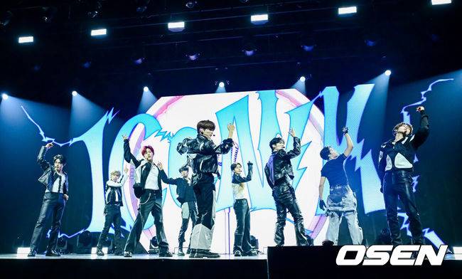 [OSEN=지형준 기자] 1일 오후 서울 용산구 한남동 블루스퀘어에서 제로베이스원(성한빈, 김지웅, 장하오, 석매튜, 김태래, 리키, 김규빈, 박건욱, 한유진) 정규 1집 '네버 세이 네버(NEVER SAY NEVER)' 발매 쇼케이스가 열렸다. '네버 세이 네버'는 제로베이스원이 데뷔 후 처음 선보이는 정규 앨범이자, 제로즈(ZEROSE, 팬덤명)와 함께 쌓아 올린 음악 여정에서 가장 빛나는 순간을 담아낸 앨범이다. '청춘 3부작'과 '파라다이스 2부작'을 거쳐 지난 2년 간의 서사를 응축해 가장 아이코닉한 'TEAM ZB1' 시너지를 완성했다.제로베이스원이 무대를 선보이고 있다. 2025.09.01 / jpnews@osen.co.kr