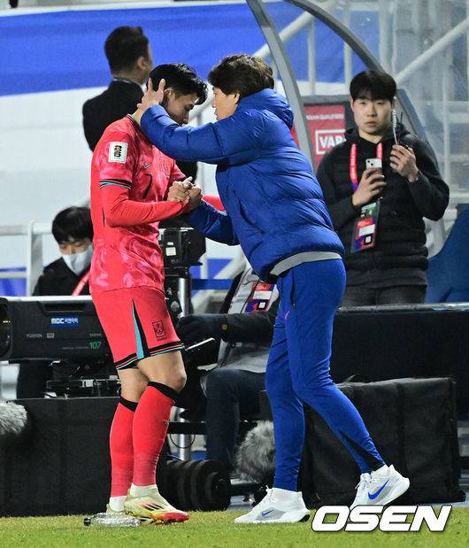 [OSEN=수원, 지형준 기자] 홍명보호가 이번에도 승리하지 못했다. 요르단과 아쉬운 무승부를 거두면서 3경기 연속 승점 1점을 추가하는 데 만족해야 했다.홍명보 감독이 이끄는 대한민국 축구대표팀은 25일 오후 8시 수원월드컵경기장에서 열린 2026 국제축구연맹(FIFA) 북중미 월드컵 아시아지역 3차 예선 B조 8차전에서 요르단과 1-1로 비겼다.이제 한국은 승점 16(4승 4무)으로 불안한 조 1위를 유지 중이다. 2위 요르단(승점 13), 한 경기 덜 치른 이라크(승점 12)와 격차가 크지 않다. 6월 A매치 결과에 따라 뒤집힐 가능성도 충분하다.후반 대한민국 홍명보 감독이 교체된 손흥민을 격려하고 있다. 2025.03.25 / jpnews@osen.co.kr