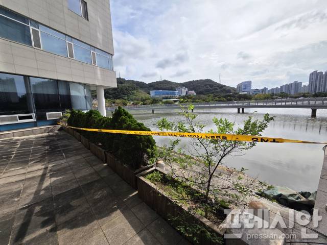 ▲지난달 29일 전남도 7급 공무원이 숨진 저수지 현장. 1일 가본 현장에는 CCTV나 경고판 등 안전시설은 없었고, 사고 후 현장 보존을 위한 폴리스 라인만 쳐져 있다.2025.09.01ⓒ프레시안(박아론)