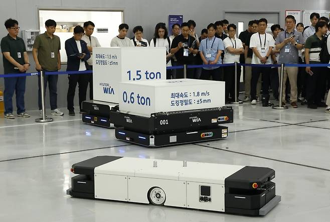 현대위아가 지난달 28~29일 경기도 의왕시 현대위아 의왕연구소에서 개최한 ‘물류로봇 신제품 런칭 및 고객 초청 시연회’에서 가반하중 300~1500㎏의 물류로봇을 시연하고 있다. 현대위아 제공