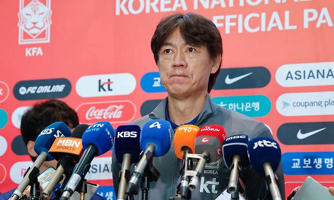 대한민국 축구대표팀 홍명보 감독이 1일 오전 인천국제공항 2터미널에서 A매치 2연전을 펼칠 미국으로 출국하기 앞서 취재진 질문을 듣고 있다. 뉴스1