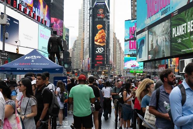 지난 7월 미국 뉴욕 타임스스퀘어에서 제너시스BBQ와 롯데칠성음료가 옥외 전광판 광고를 보내는 등 공동 캠페인을 펼친 가운데 전광판에서 BBQ 치킨 광고가 나오고 있다.  제너시스BBQ 제공