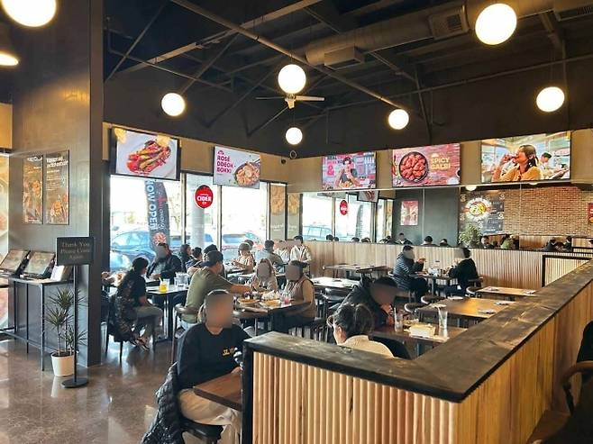 지난 6월 개점한 미국 오리건주 비버튼 BBQ 매장에서 현지 고객들이 식사를 하고 있다.  제너시스BBQ 제공