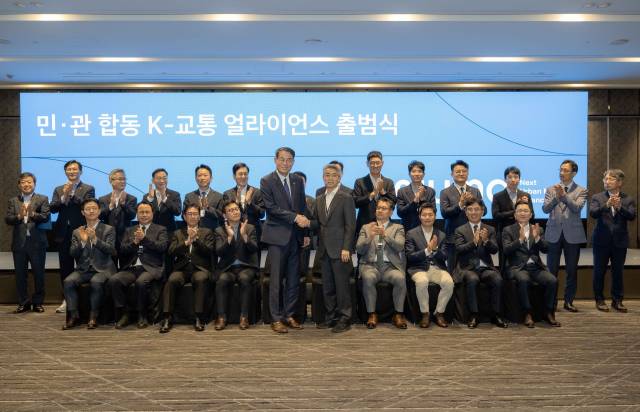 강희업(앞줄 왼쪽 다섯 번째) 국토교통부 2차관과 송창섭(〃 여섯 번째) 현대차·기아 AVP본부 사장이 1일 서울 광진구 그랜드 워커힐 서울 호텔에서 열린 '누마(NUMA)' 출범식에서 악수를 나누며 기념 사진을 찍고 있다. 사진 제공=현대차