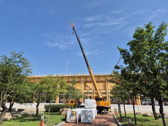 경주국립박물관 내 건설 중인 APEC 정상회의 만찬장 공사 현장에 서 있는 대형 크레인. 사진=박성호 기자