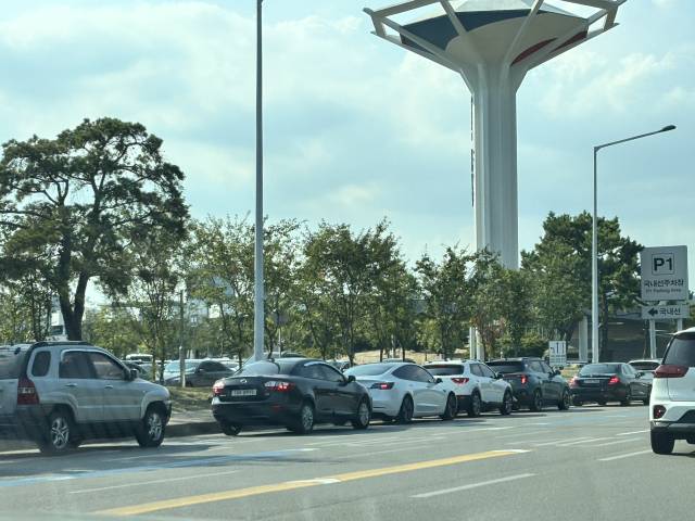 김해국제공항의 인프라 부족은 유명하다. 주차장에 들어서기 위해 자동차들이 길게 줄을 지어 서 있다. 사진=박성호 기자
