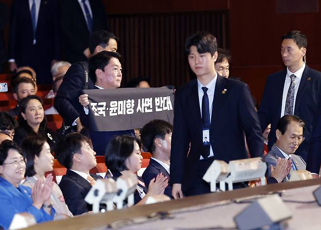 국민의힘 안철수 의원이 8월15일 80주년 광복절 경축식에서 ‘피켓 시위’를 하고 있다. ⓒ대통령실통신사진기자단