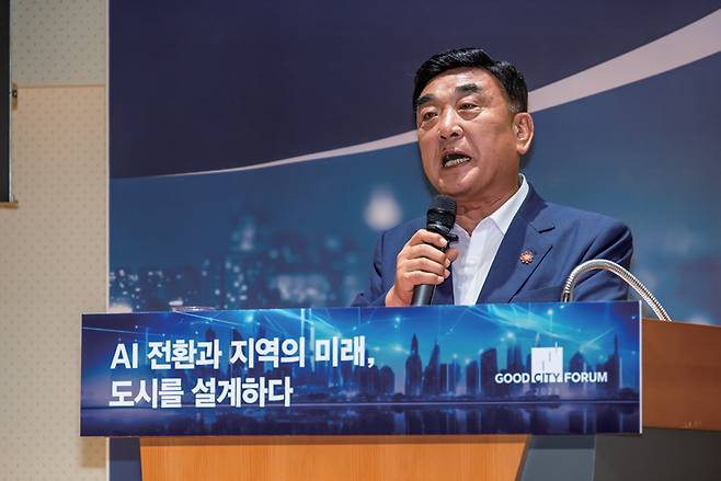 8월25일 서울 중구 을지로5길 19 페럼타워에서 열린 '시사저널 굿시티포럼 2025'에서 김두겸 울산시장이 'AI 대전환 시대, 울산이 설계한 미래'를 주제로 기조강연을 하고 있다. ⓒ시사저널 최준필