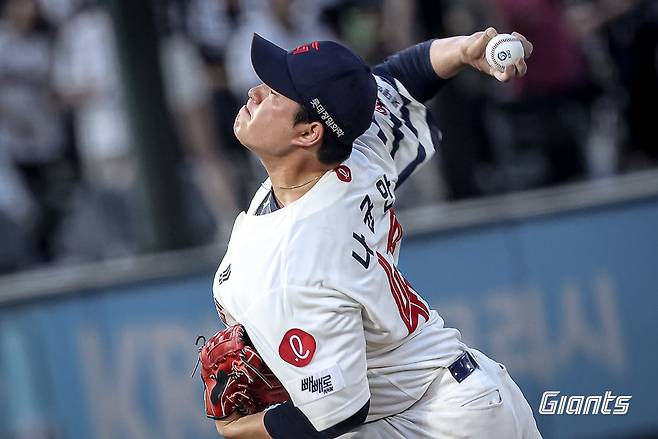 롯데 나균안이 8월 31일 사직구장에서 열린 두산과 홈경기에 선발등판해 역투하고 있다. 사진제공｜롯데 자이언츠