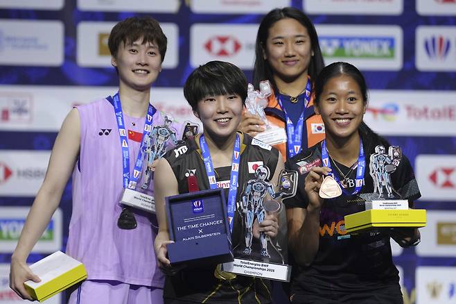 2025 세계선수권 여자단식 메달리스트들이 31일 기념촬영을 하고 있다. 안세영(윗줄 오른쪽)은 4강에서 천위페이에 패해 동메달을 획득했다. AP연합뉴스