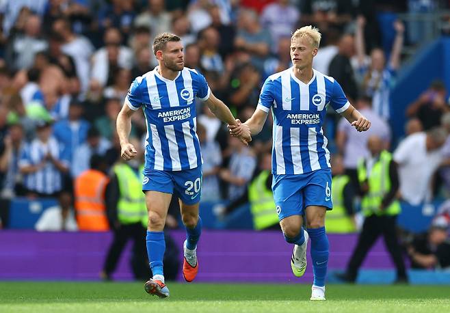 제임스 밀너(왼쪽)가 1일 골을 넣은 뒤 팀 동료와 손을 잡고 있다. 로이터