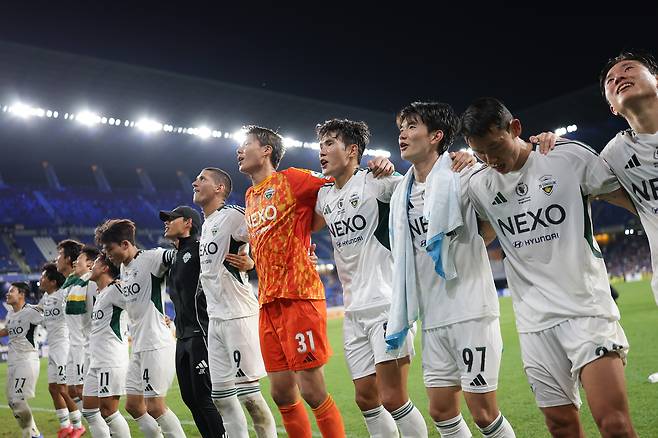 전북 현대 선수들이 지난달 30일 울산과의 원정 경기에서 승리한 뒤 팬들 앞에서 세리머니하고 있다. 프로축구연맹 제공