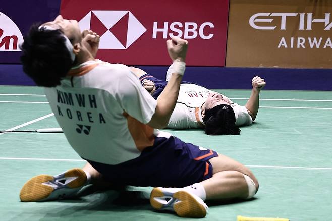 배드민턴 남자 복식 김원호(왼쪽)와 서승재가 1일 프랑스 파리에서 열린 세계선수권 결승전 우승을 결정 짓고 환호하고 있다. AFP연합뉴스