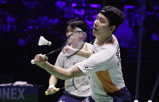 배드민턴 남자 복식 서승재가 1일 프랑스 파리에서 열린 세계선수권대회 결승에서 상대 공격을 받아내고 있다. 로이터연합뉴스