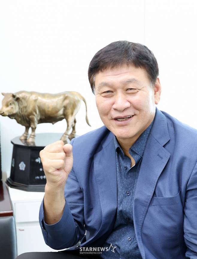 이준희 대한씨름협회장이 파이팅 포즈를 취하고 있다. /사진=강영조 선임기자