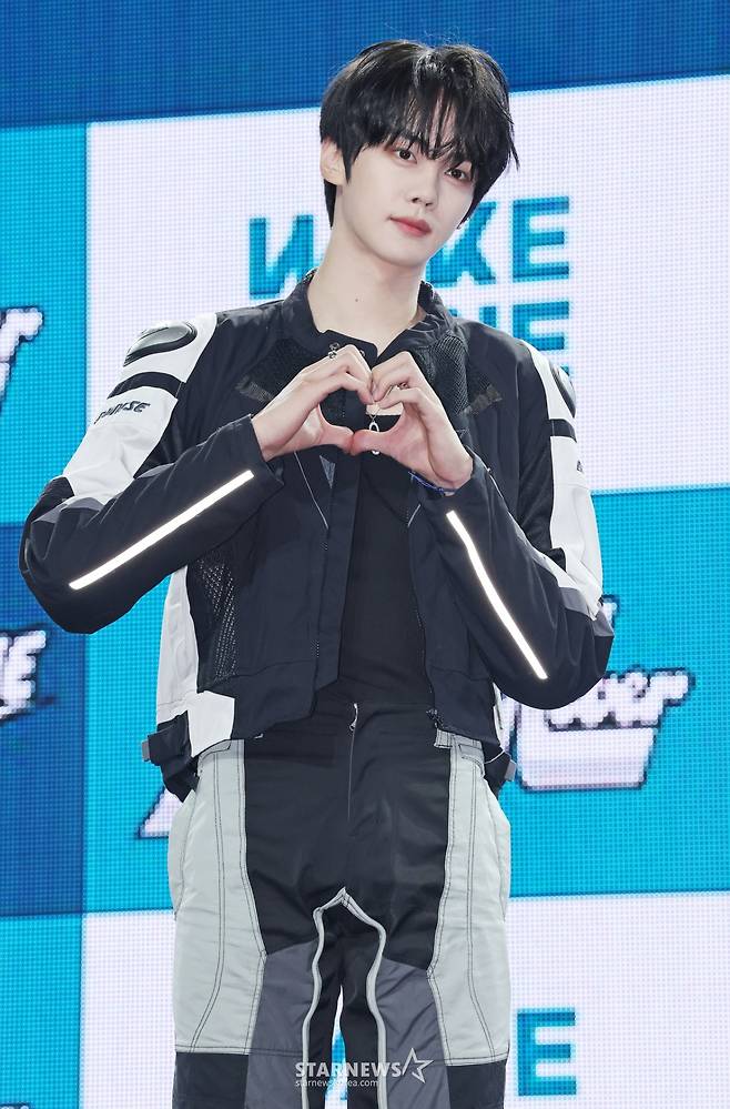 제베원 김규빈 '매력적인 손하트'[★포토]