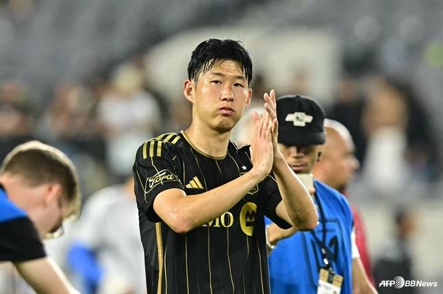 손흥민이 1일 오전 11시 45분(한국시간) 미국 로스앤젤레스의 BMO 스타디움에서 열린 2025시즌 미국 메이저리그 사커(MLS) 서부 컨퍼런스 29라운드 홈 경기가 끝난 뒤 박수치고 있다. /AFPBBNews=뉴스1