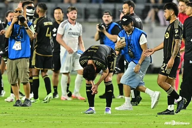 손흥민(가운데)이 1일 오전 11시 45분(한국시간) 미국 로스앤젤레스의 BMO 스타디움에서 열린 2025시즌 미국 메이저리그 사커(MLS) 서부 컨퍼런스 29라운드 홈 경기가 끝난 뒤 허리를 숙이고 있다. /AFPBBNews=뉴스1