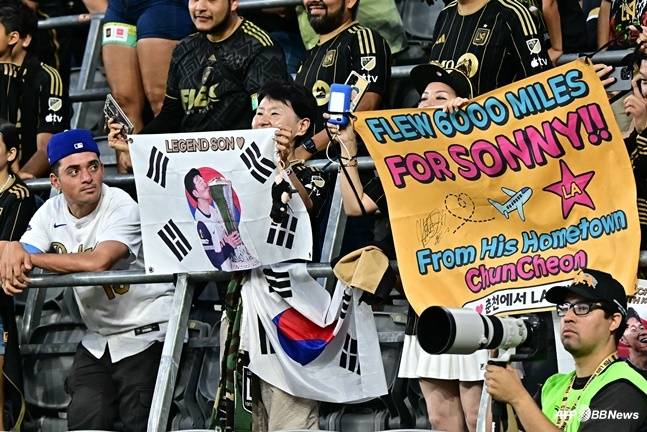LAFC 팬들이 1일 오전 11시 45분(한국시간) 미국 로스앤젤레스의 BMO 스타디움에서 열린 2025시즌 미국 메이저리그 사커(MLS) 서부 컨퍼런스 29라운드 경기에서 손흥민을 응원하는 현수막을 들고 있다. /AFPBBNews=뉴스1