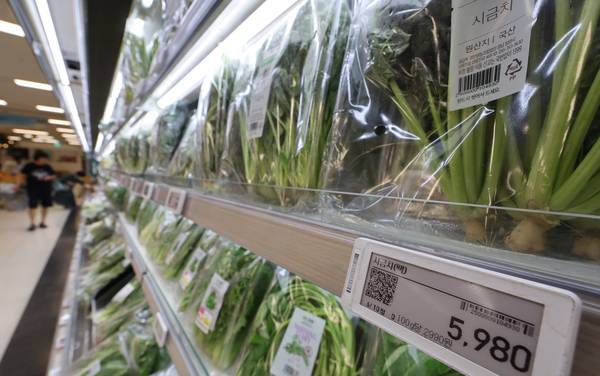 지난 8월 21일 서울 시내 한 대형마트 판매대에 시금치 한 팩에 5980원이란 가격표가 붙어 있다. 지난 7월 폭염과 폭우로 농·축산물 가격이 크게 올랐다. 한국은행에 따르면 특히 시금치(171.6%), 배추(51.7%) 등의 가격이 뛰었다. 연합뉴스
