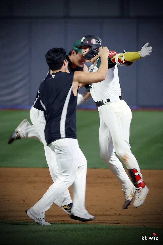 31일 오후 수원KT위즈파크에서 열린 2025 신한 SOL Bank KBO리그 KIA 타이거즈와 KT 위즈의 경기, KT가 7:6으로 승리하면서 2연승을 달렸다. 9회말 2사 1, 2루 KT 김상수가 끝내기 안타를 친 뒤 동료들과 기쁨을 나누고 있다. KT 위즈