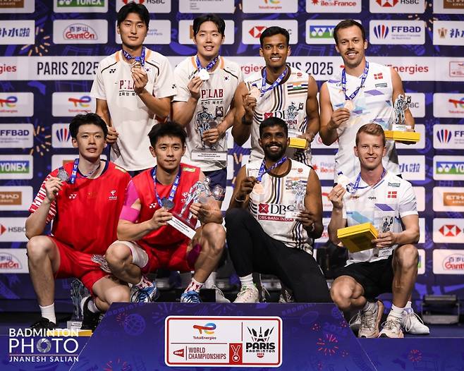 김원호-서승재는 1일(이하 한국시간) 프랑스 파리의 아디다스 아레나에서 열린 세계배드민턴연맹(BWF) 2025 세계개인배드민턴선수권 남자 복식 결승전에서 중국의 천보양-류이(11위) 조를 게임스코어 2-0(21-17 21-12)으로 완파하고 우승을 차지했다. 대한배드민턴협회 제공