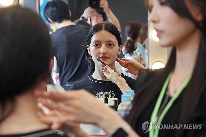 '나에게 어떤 화장이 어울릴까?' (서울=연합뉴스) 임화영 기자 = 22일 서울 용산구 노들섬에서 열린 체험형 뷰티&헬스(Beauty&Health) 축제 '2025 올리브영 페스타'에서 한 참관객이 메이크업 시연 서비스를 받고 있다. 2025.5.22 hwayoung7@yna.co.kr