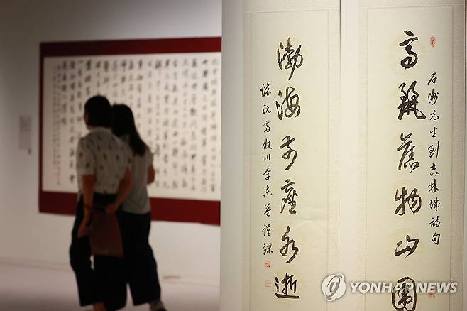 석주 이상룡의 삶과 정신 (서울=연합뉴스) 진연수 기자 = 4일 오후 서울 종로구 서울역사박물관에서 열린 광복 80주년 기념 '초대 국무령 이상룡과 임청각 - 나라 위한 얼과 글' 특별전을 찾은 관람객들이 전시를 살펴보고 있다. 
    이번 전시는 올해 국무령 취임 100주년을 맞아, 안동 명문가 출신으로 사회 계몽운동과 만주 무장독립투쟁을 이끌었던 이상룡 선생 관련 자료 90여점을 통해 그의 애국애족 정신과 독립투쟁의 역사를 재조명한다. 2025.8.4 jin90@yna.co.kr