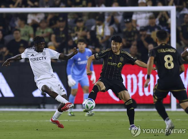 볼을 다투는 손흥민 [AFP=연합뉴스]